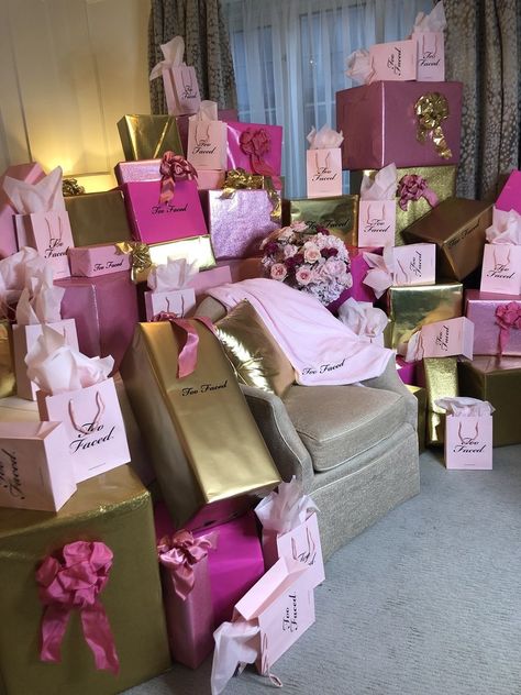 Birthday Present Set Up, Pile Of Presents, Rich Gifts, Photo Moment, Luxury Birthday Gifts, Soft Christmas, Birthday Goals, Christmas Dreaming, Luxury Birthday