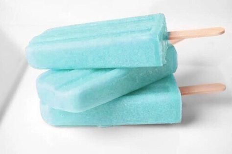 Blue popsicles Candy Popsicles, Ice Cream Mix, Cotton Candy Flavoring, Homemade Popsicles, Cold Treats, Blue Food Coloring, Popsicle Recipes, Ice Pops, Disney Food