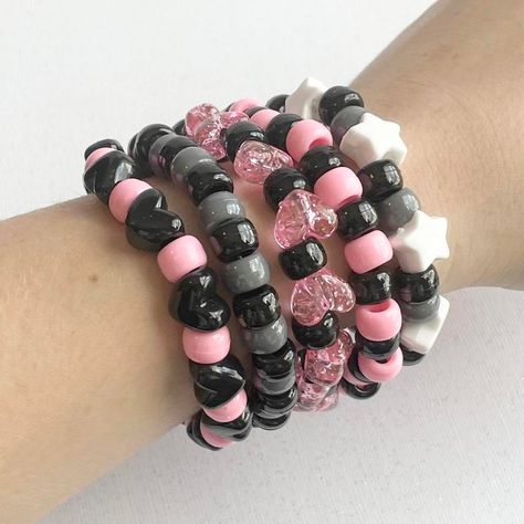 Kandi Jewelry, Kandi Singles, Rave Bracelets, Pulseras Kandi, Kandi Beads, Kandi Inspo, Diy Kandi Bracelets, Diy Kandi, Hearts And Stars