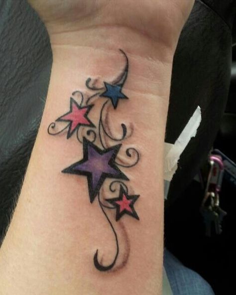 3D Star tattoos designs on wrist - Cute tattoos for girls. Thanks Rachy @taylortessa Rihanna Tattoo, Star Tattoos For Men, Tatoo 3d, Star Tattoo Designs, Simple Tattoo Designs, Star Tattoo, Geniale Tattoos, Tattoo Designs For Girls, Celtic Tattoos