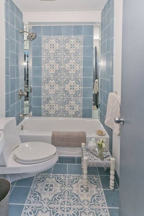 Baie Vintage, Design Interior Baie, Makeover Kamar Mandi, Patterned Bathroom Tiles, Vintage Bathroom Tile, Luxury Bathroom Tiles, Bilik Air, Blue Tile, Bathroom Tile Designs