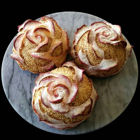 1,584 Likes, 93 Comments - Lisa. C (@sourdough_nouveau) on Instagram: “A Sourdough Bouquet: mini loaves of layered semola sourdough scored with a rose pattern. I'm quite…” Boule Scoring, Bread Scoring Patterns, Sourdough Boule, Sourdough Scoring, Bread Design, Chocolate Peanut Butter Desserts, Mini Loaves, Bread Scoring, Bread Art