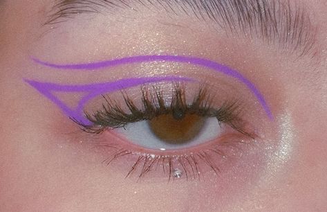 Lavender Graphic Liner, Purple Graphic Liner Makeup, Graphic Liner Purple, Purple Eyeliner Looks, Simple Graphic Eyeliner, Creative Eyeliner, Purple Liner, Purple Eyeliner, Eyeliner Designs