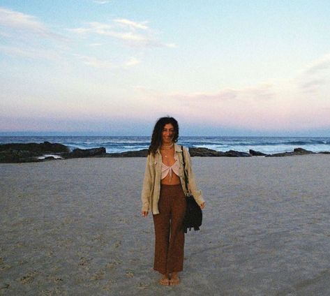 Earthy Beach Aesthetic Outfits, Coastal Bohemian Outfits, Beach Life Outfit, Beachy Grunge Outfits, Coastal Grunge Outfits, Vintage Surf Aesthetic Outfit, 70s Beach Fashion, Chill Beach Outfit, 70s Surf Aesthetic