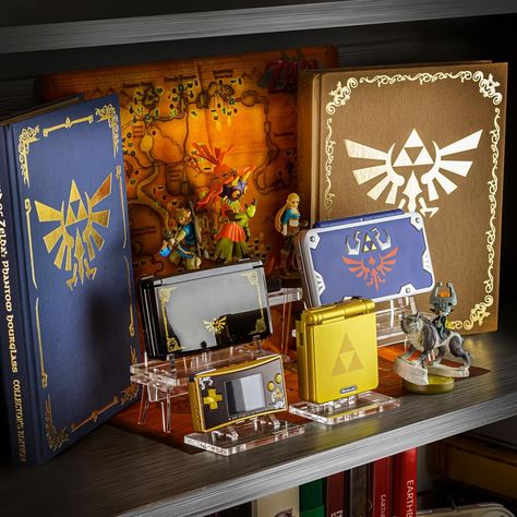 Rose Colored Gaming on Instagram: “Happy #TriforceTuesday ❤️ We sell these display stands you see in the photo. Everything made in USA and shipping worldwide. #link in bio.…” Amiibo Display, Nintendo Handheld, Video Game Room Decor, Tiered Display Shelves, Nerd Room, Game Cart, Console Shelf, Video Game Collection, Small Collectibles