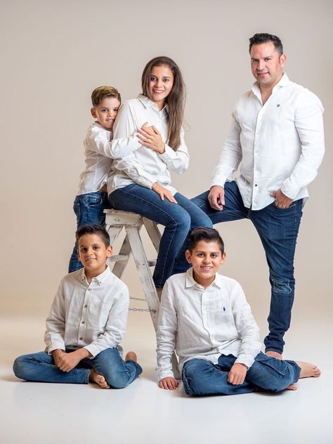 Studio Family Portraits, Family Photo Studio, Family Portrait Outfits, Family Studio Photography, Generation Photo, Family Photoshoot Poses, Family Portrait Poses, Family Photoshoot Outfits, Family Picture Poses