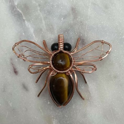 Wire Bees Diy, Wire Wrapped Frog, Wire Wrapped Bee, Mushroom Wire Wrap, Copper Wire Crafts, Copper Wire Art, Wire Wrapped Stone Jewelry, Wire Jewelery, Wire Wrap Jewelry Designs