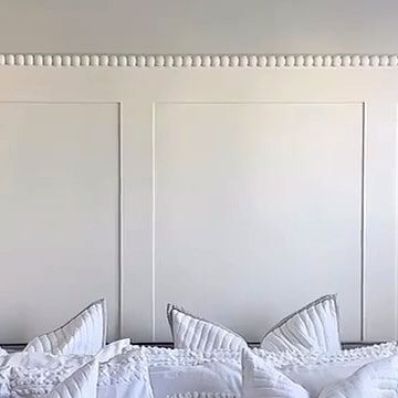 𝗟𝗶𝘇𝘇𝘆 Williams | contemporary Interiors | DIY | Renovation on Instagram: "Never used bobbin trim before but when my lovely friend asked if I would give her bedroom a makeover whilst we were on maternity she was game to let me give it a go. I think it turned out pretty flippin’ good what do you think? The total height panelling height is about 1.8m. The wall is about 3m wide and the boxes in the middle are about 67cm wide each. If you find you have a couple of CMs which you can’t place as the wall is an uneven number you can hide them in the end boxes I.e make them 69cm. #thornior #beforeandafter #bedroom #bedroominspo #panelling #wainscoting" Feature Wall For Small Bedroom, Box Frame Accent Wall, Chairrail Wainscoting Bedroom, Small Nursery Panelling, Board And Batten Over Plaster Wall, Accent Wall Molding Master Bedrooms, Wall Trim For Bedroom, Wall Trim In Bedroom, Wall Moulding Behind Bed