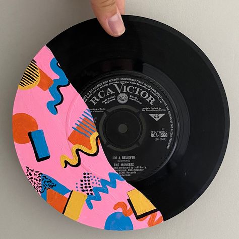 Hand-painted 7 inch vinyl! Retro-inspired design in vibrant colours! Painted Vinyl Records Wall Art, Record Painting Ideas Easy, Painted Records Vinyl, Vinyl Records Aesthetic, Vinyl Record Painting Ideas, Records Aesthetic, Record Painting Ideas, Vinyl Record Painting, Vinyl Record Art Ideas