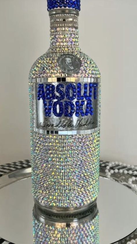 Alcohol Bottle Decorations, Alcohol Bottle Crafts, Bling Bottles, Pretty Alcoholic Drinks, Fest Temaer, Glitter Bottle, Rhinestone Projects, Absolut Vodka, Alcohol Bottles