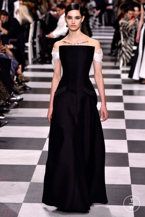 Christian Dior - Spring/Summer 2018 - Look 24 Dior Elegant Dress, Dior Elegant Outfits, Dior Iconic Dress, Iconic Dior Dress, Black Iconic Dress, Dior Long Dress, Christian Dior Gowns Haute Couture, Runway Fashion Couture Christian Dior, Dior Dress Couture