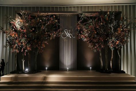 Kaidang Design on Instagram: “Dark brown backdrop inspired by the tree in autumn.  Wedding planner : @ijweddingplanner  Wedding decoration : @kaidangdesign . .…” Tree In Autumn, Brown Backdrop, Photowall Ideas, Opulent Wedding, Flower Backdrop Wedding, Corporate Event Design, Wedding Hall Decorations, Reception Backdrop, Black Gold Wedding