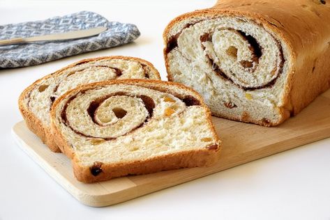 A delicious and easy cinnamon raisin swirl bread recipe. The beautiful combination of sweet raisins and cinnamon in a tasty loaf. Swirl Bread Recipe, Raw Vegan Cake, Raisin Recipes, Swirl Bread, Cinnamon Raisin Bread, Coconut Bread, Swirled Bread, Raisin Bread, Baking Bread Recipes