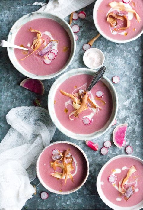 radish parsnip soup Radish Soup, Christmas Food Photography, Soup Paleo, Organic Soup, Vegan Food Photography, Parsnip Soup, Food Photography Tutorial, Best Food Photography, Vegan Christmas Recipes