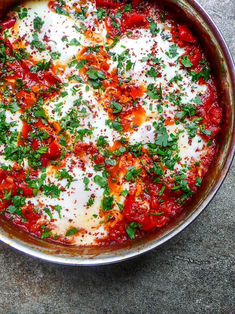 Basic, traditional recipe for shakshuka – Tunisian eggs in tomato and red pepper sauce. Vary as you like – add feta cheese, sausage or fried aubergine on top for exciting variations. Recipe Cherry Tomatoes, Turkish Meatballs, Shakshuka Recipe, Shakshuka Recipes, Meatball Ingredients, God Mat, Oven Dishes, Middle Eastern Recipes, Just Cooking