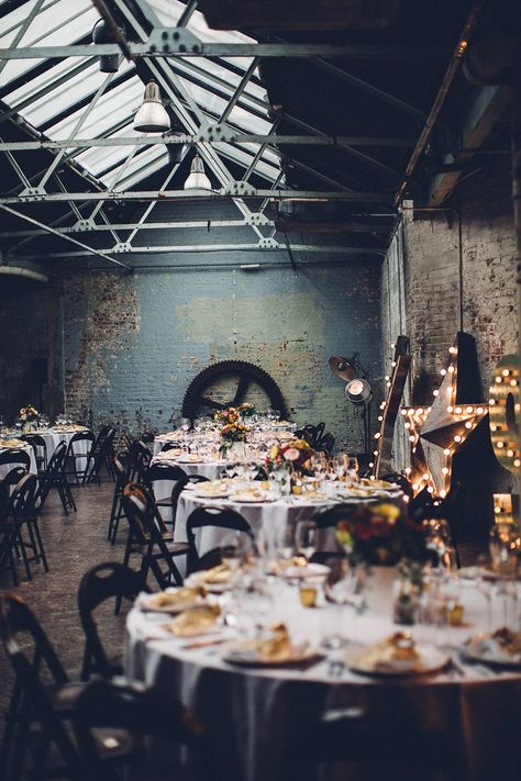 Wedding Hipster, Industrial Wedding Style, Reception Venue Decorations, Concrete Wedding, Wedding Cake Greenery, Industrial Wedding Decor, Wedding Mc, Industrial City, Industrial Chic Wedding