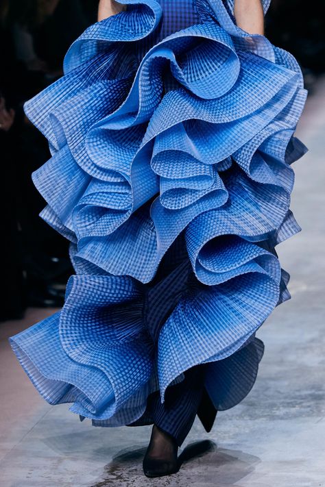 Givenchy Haute Couture, Birthday Dress 21st, Detail Couture, 21st Birthday Outfits, Givenchy Couture, Bar Outfits, Dress Bar, Blue Minimalist, Vegas Outfit