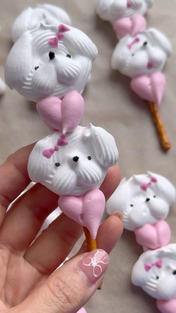 Meringue Animals, Cute Meringue, Marshmallow Figures, Meringue Pops, Valentines Baking, Blues Dance, Dance With Me, Marshmallow Pops, Meringue Cookies