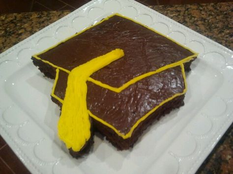 Brownie graduation cake Graduation Brownies, Brownie Cake Ideas, Graduation Nursing, Graduation Party Foods, Texas Sheet, Texas Sheet Cake, Graduation Party Planning, Sugar Sugar, Graduation Cake