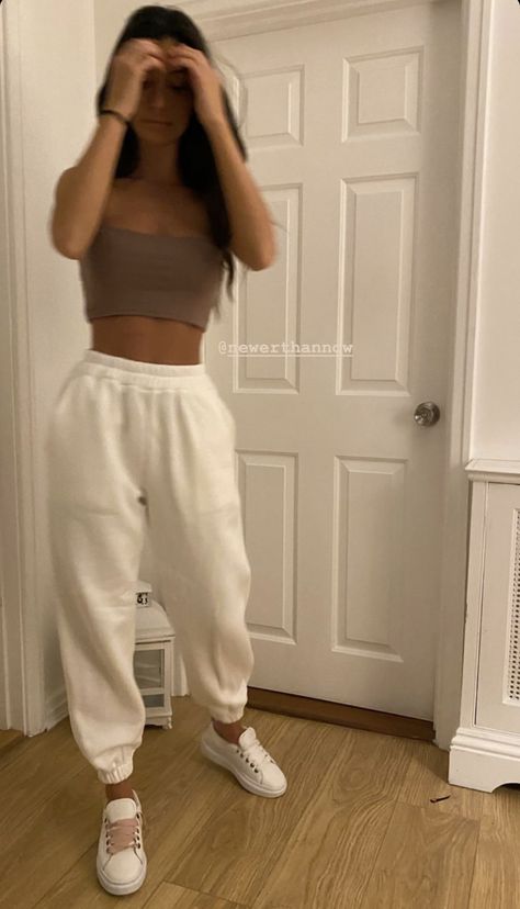 Comfy Crop Top Outfit, Outfits Ideas With Sweatpants, Chill Girl Aesthetic Outfit, Sweats Aesthetic Outfit, Sweats Outfit Aesthetic, Comfy Style Aesthetic, Cute Comfy Outfits For School Sweatpants, Chill Girl Outfits, Sweatpants Outfit Spring