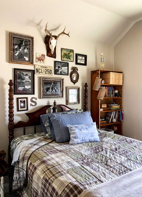 Deer Bedroom Ideas, Hunting Themed Bedroom Modern, Hunting And Fishing Bedroom For Boys, Hunting Picture Collage Ideas, Hunter Room Ideas, Teen Boy Hunting Bedroom, Hunting Bedroom Ideas For Men, Boys Hunting Theme Bedroom, Vintage Teen Boy Bedroom