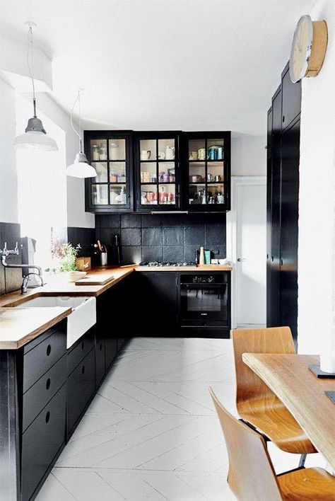 Black Kitchen Decor, Black And White Kitchen, Interior Boho, Gravity Home, Butcher Blocks, New York Loft, Butcher Block Countertops, Black Kitchen, Black Cabinets