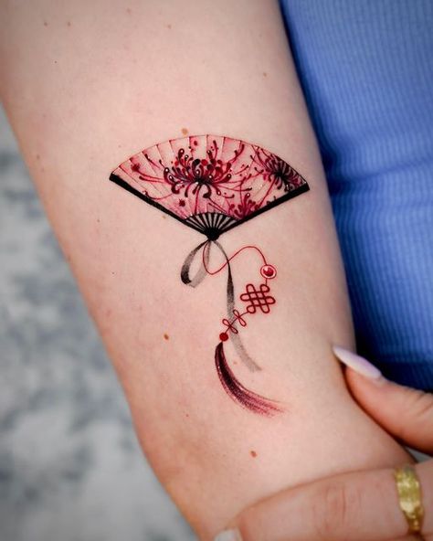 Lily Tattoo Ideas, Small Japanese Tattoo, Spider Lily Tattoo, Lily Tattoos, Charm Tattoo, Korean Tattoos, Fan Tattoo, Spider Lily, Tatuaje A Color