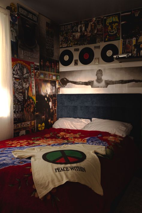 Room Ideas Aesthetic Rapper, Old School Room Aesthetic, 90s Dorm Room Aesthetic, Hip Hop Room Aesthetic, 90s Room Aesthetic R&b, Streetwear Room Ideas, 90s Teen Bedroom, Cool Room Ideas For Guys, 2000s Room Aesthetic