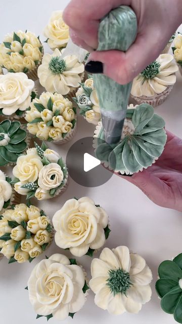 Pipping Flower Cake Designs, Wedding Cupcake Decorating Ideas, Spring Flower Cupcakes, How To Pipe Flowers On Cupcakes, Wedding Cupcakes Ideas Simple, Piping Buttercream Recipe, Petals Bakehouse, Cupcake Flower Designs, How To Pipe Flowers