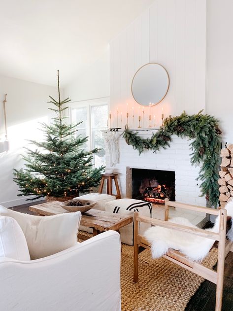 Step Inside a Dreamy, Minimal Holiday Home | The Everygirl Christmas Crunch, Navidad Natural, Minimalist Christmas Decor, Natural Christmas Decor, Christmas Jammies, Minimal Christmas, Dekor Diy, Christmas Decor Inspiration, Dekorasi Kamar Tidur