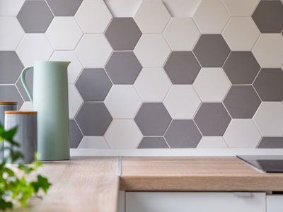 Hexagon Tile Backsplash Kitchen, Hexagon Kitchen Backsplash, Hexagon Tile Kitchen, Honeycomb Backsplash, Kitchen Backsplash Trends, Hexagon Backsplash, Unique Kitchen Backsplash, Mosaic Tile Backsplash, Wall Texture Design