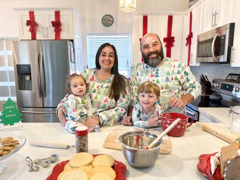 Family baking christmas pictures Family Christmas Cookie Pictures, Christmas Kitchen Photoshoot Family, Christmas Kitchen Photoshoot, Baking Christmas Cookies Photo Shoot, Christmas Baking Photoshoot, Cookies Photoshoot, Baking Pictures, Baking Photos, Kitchen Photoshoot