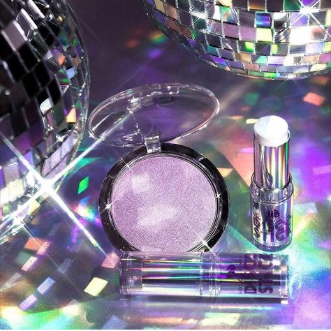 Urban Decay Holographic Collection for Spring 2018 features a highlighter powder and a highlighter stick both in soft lavender shades. Holographic Highlighter, Glow Games, Urban Decay Palette, Holographic Makeup, Disco Queen, Highlighter Stick, Highlighter Set, Cosmetics Photography, Pink Friday