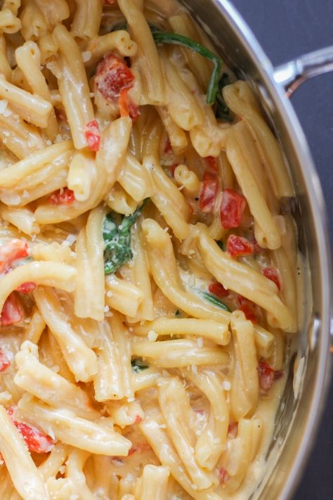 Roasted Red Pepper Alfredo, Roasted Red Peppers Recipes, School Dinner Recipes, Chicken Linguine, Cold Pasta Dishes, Spinach Alfredo, Pasta With Alfredo Sauce, Pepper Sauce Recipe, Roasted Red Pepper Pasta