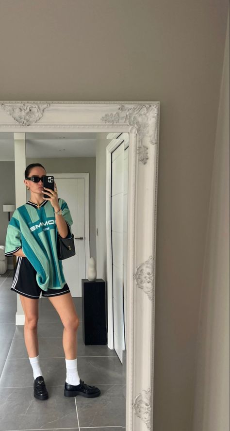 ig: lissyroddyy Sport Tshirt Outfits, Sporty Chic Outfits Summer, Summer Street Style 2024, Zoo Outfit Ideas, Sporty Street Style, Sporty Aesthetic, 2024 Outfits, Looks Street Style, Current Styles