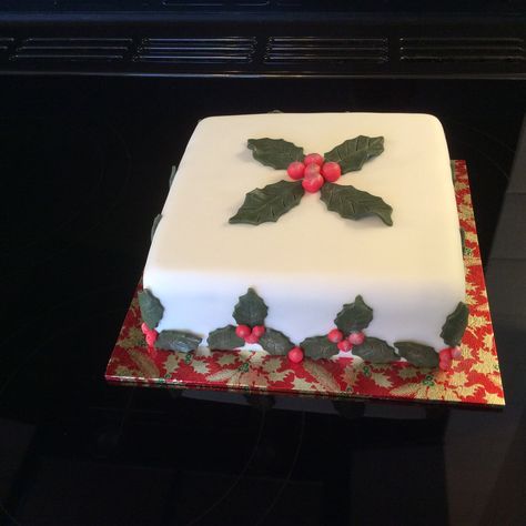 Christmas cake a simple holly design for a small square six inch cake Christmas Square Cake, Small Christmas Cake Recipe, Rectangular Christmas Cake, Square Christmas Cake Designs, Rectangle Christmas Cake, Square Cake Christmas Designs, Simple Christmas Cake, Fondant Christmas Cake, Christmas Cake Recipe