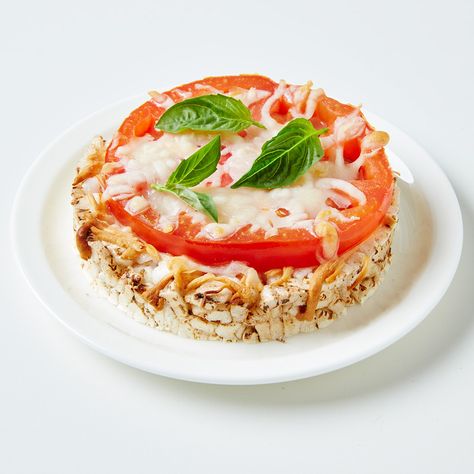 Margherita Rice Cake Pizza - Meal for One | WW America Starter Meal Ideas, Rice Cake Pizza, Rice Cake Recipes Healthy, Ww Snacks, Meal For One, Cave Girl, Ww Food, Cake Pizza, Smart Points Recipes