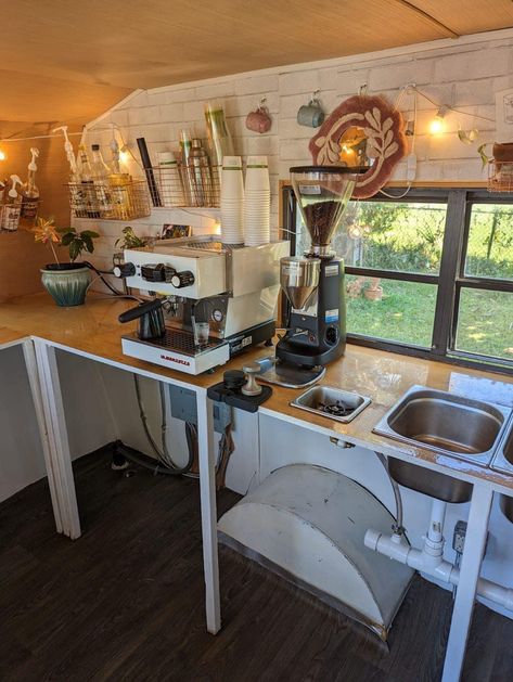 Camper Coffee Trailer, Vintage Camper Coffee Shop, Coffee Caravan Ideas, Coffee Camper Food Truck, Tea Truck Ideas, Coffee Trailer Set Up, Coffee Shop Camper, Vw Bus Coffee Shop, Mobile Coffee Bar Trailer