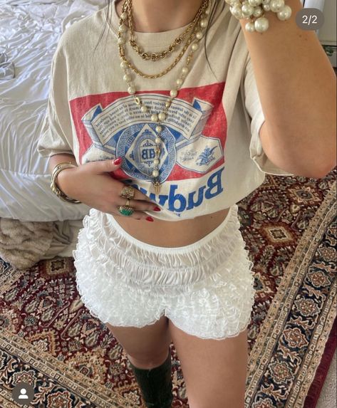 Lace Shorts Outfit Summer, Ruffle Shorts Outfit Aesthetic, Outfit Ideas Carnival, Lace Shorts Outfit, White Lace Shorts Outfit, Lace Short Outfits, Ruffle Shorts Outfit, Hot Summer Outfits, Festival Shorts