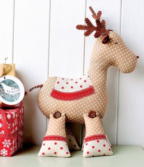 From stockings, to pillows, to ornaments and decorations. More than 25 cute things to sew for Christmas! Christmas Sewing Patterns, Holiday Hand Towels, Christmas Sewing Projects, Holiday Sewing, Sewing Magazines, Navidad Diy, Christmas Ornament Pattern, Free Sewing Patterns, Fabric Christmas Ornaments