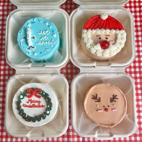 Moribakes Bento cakes, lunch box cakes Bento Cakes Christmas, Christmas Lunch Box Cake, Bento Cake Natal, Lunch Box Cakes, Bento Box Cake, Christmas Bento, Korean Lunch Box, Lunch Box Cake, Dessert Business