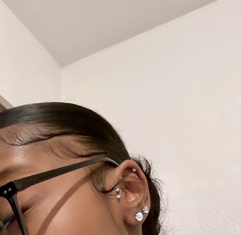 Double Tragus Piercing, Piercing Oreille Tragus, Double Tragus, Double Nose Piercing, Double Ear Piercings, Ear Piercings Tragus, Cool Ear Piercings, Pretty Ear Piercings, Piercing Tragus