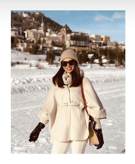 Cape Coat Outfit, Beige Coat Outfit, Beige Winter Coat, Fashion Week Inspiration, Cape Outfit, Winter Coat Outfits, Winter Outfits Aesthetic, Cold Weather Outfit, Winter Outfits Cold