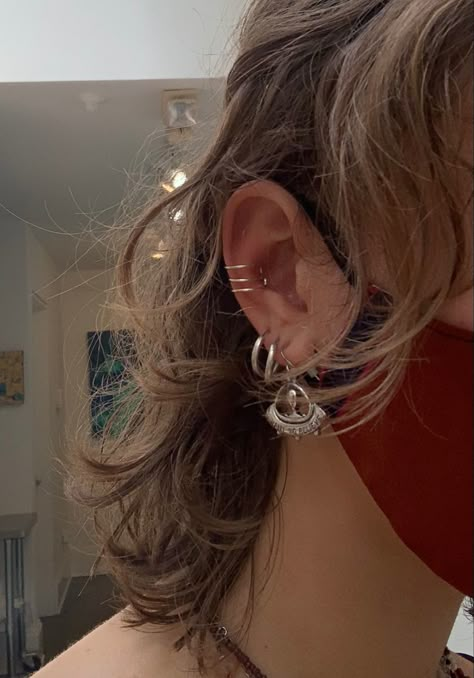 Hippie Piercings, Hippe Piercings, Styled Ear Piercings, Cool Ear Piercings, Pretty Ear Piercings, Cool Piercings, Piercing Inspo, Cute Piercings, Piercings Jewelry