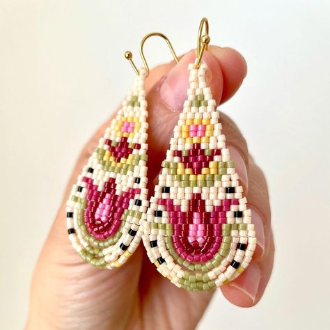 Seed Bead Jewelry Patterns, Beaded Earrings Tutorials, Beaded Earrings Diy, Beaded Earring, Beading Jewelery, Beaded Jewlery, Brick Stitch Earrings, Beaded Earrings Patterns, Bead Work Jewelry