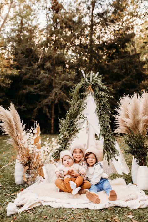 50 Festive Christmas Photo Ideas To Try | Click Love Grow Christmas Outdoor Backdrop Ideas, Mini Christmas Photo Session Ideas Outdoors, Fun Christmas Mini Session Ideas, Fall Decor For Photo Shoot, Xmas Mini Session Ideas Outdoors, Christmas Picture Backdrop Ideas Outside, Easy Diy Christmas Photo Shoot, Christmas Minis Outdoor Setup, Mini Christmas Sessions Outdoor