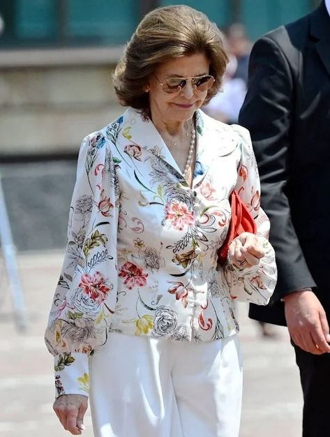 State visit made by King Carl Gustaf and Queen Silvia to Mexico, 2nd day Floral Print Jacket, Palace Of Fine Arts, Children's Rights, Queen Silvia, Print Jacket, White Pants, Royal Family, Floral Print, Royalty