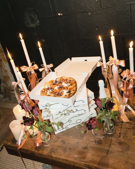 Wedding Catering Aesthetic, Pizza Display For Wedding, Pizza Catering Wedding, Custom Pizza Boxes, Wedding Booth Ideas, Pizza Wedding Reception, Pizza Wedding Cake, Pastel Reception, Wedding Party Food