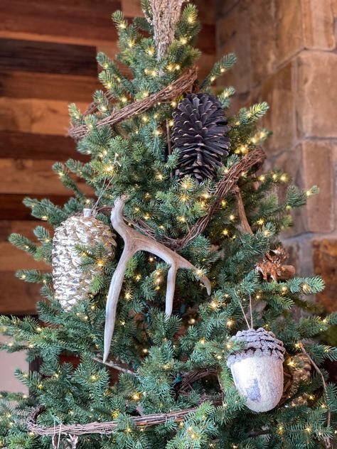 Christmas Tree With Antlers, Deer Antler Christmas Tree, Horn Decorations, Alpine Christmas Tree, Antler Christmas Tree, Antler Tree, Colorado Mountain Homes, Grapevine Garland, Home Christmas Decor