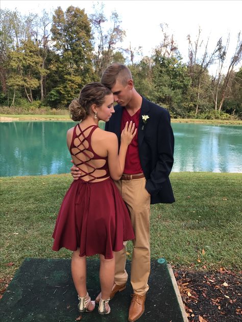 Unique Homecoming Pictures, Home Coming Photoshoot Ideas, Home Coming Photo Ideas, Home Coming Pics, Homecoming Poses Alone, Homecoming Poses With Date, Couples Homecoming Pictures, Homecoming Couples, Hoco Pictures Ideas